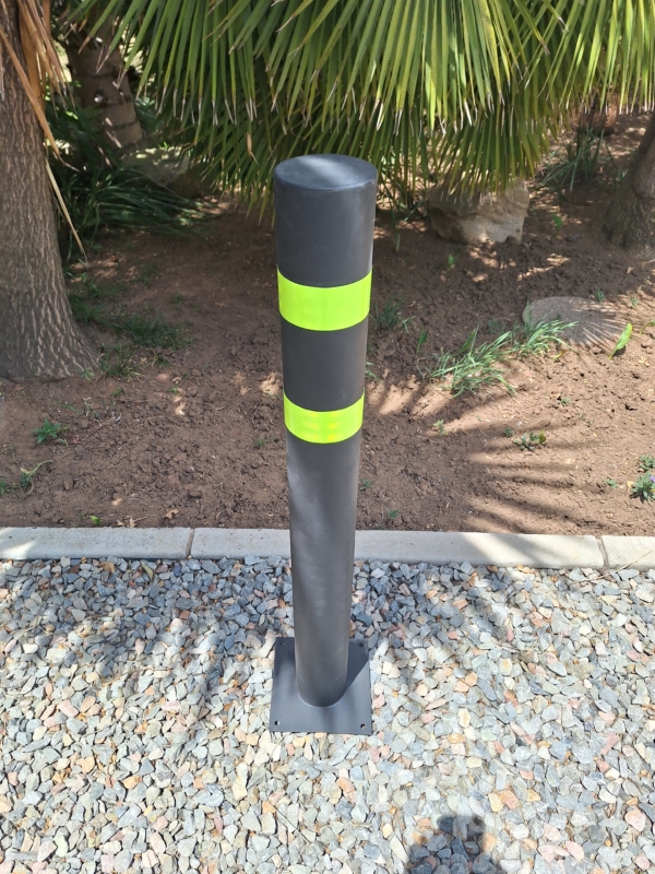 Photo of a reflective bollard